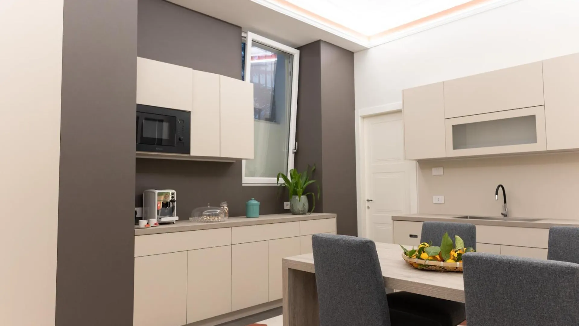 Quattro Canti Deluxe Palermo 0*,  Italia